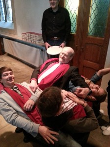 Sitzen ohne Hocker. 107